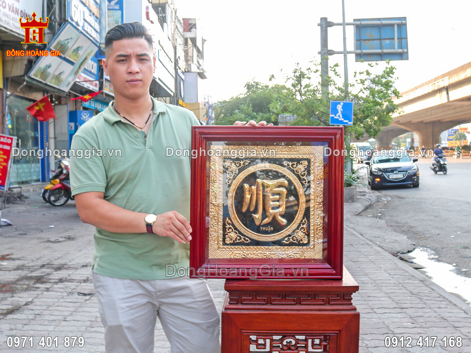 Tranh chữ Thuận được khách hàng yêu thích treo tại phòng khách, phòng thờ cúng sang trọng